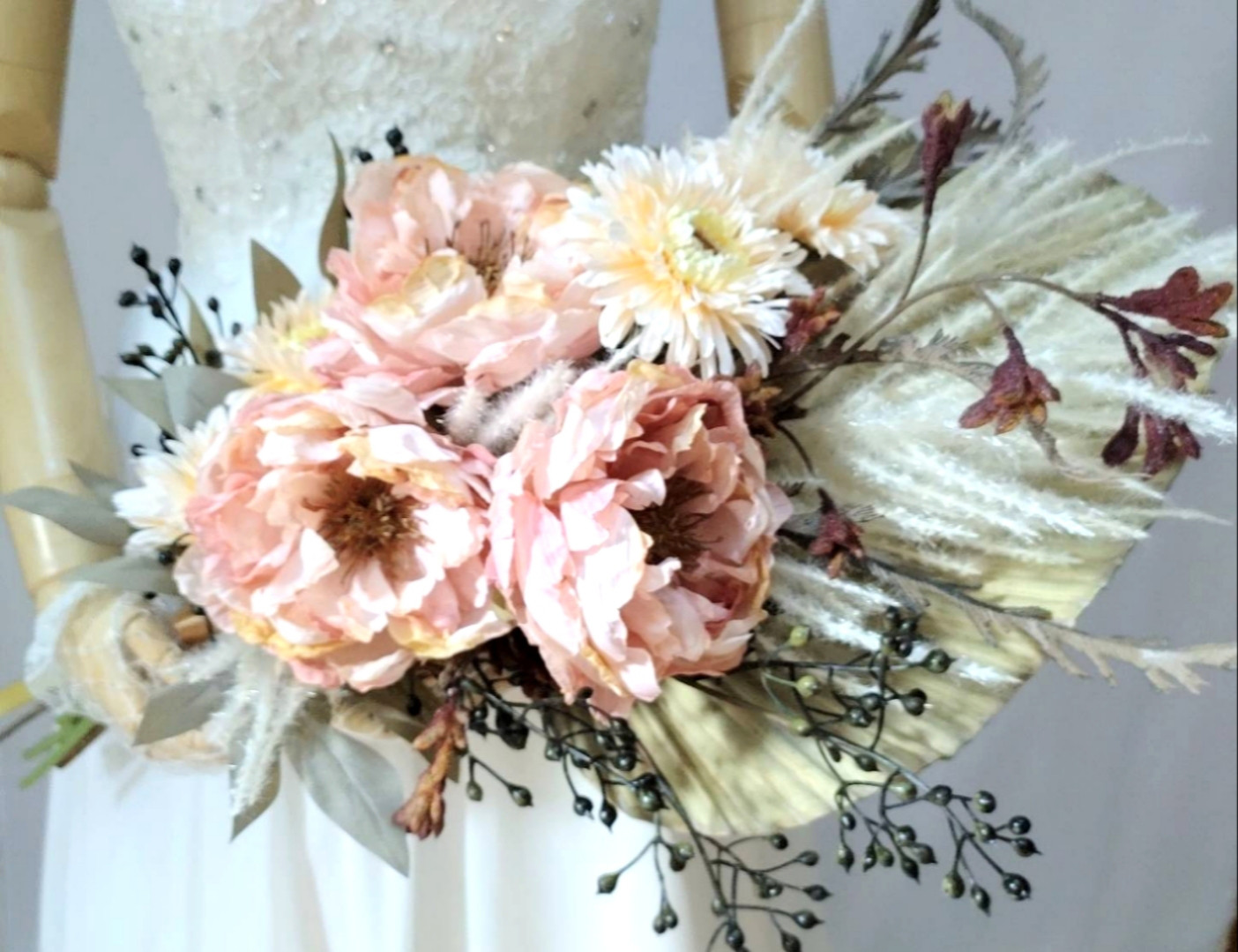 ウエディング和モダン、洋装ブーケ(サーモンピンクピオニーガーベラ)  ブートニア込み 世界で１つ貴女だけにお勧めします。