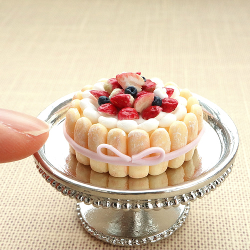 受注製作】イチゴのケーキセット【ミニチュア】 立体・オブジェ 受注製作】イチゴのケーキセット【ミニチュア】 立体・オブジェ