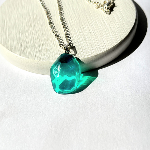 エメラルドグリーンの海ネックレス / レジン / 海のかけら / 水面