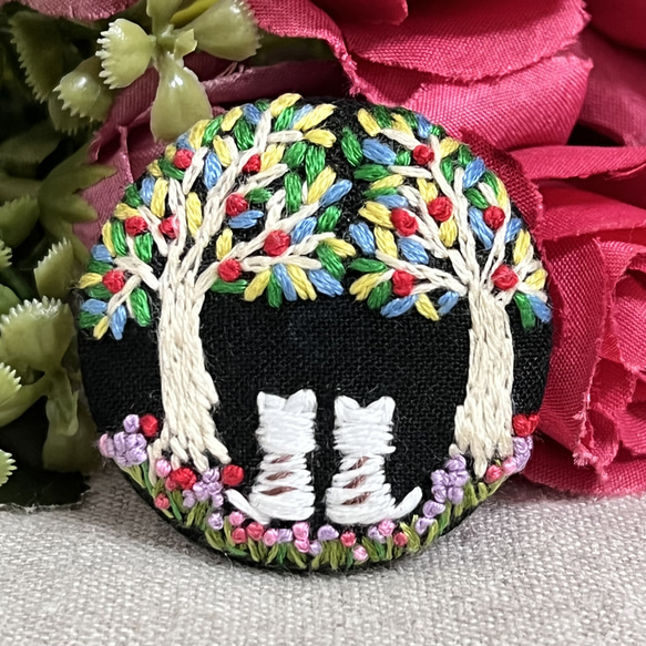 ブローチ刺繍　ヘアゴム　猫　花　くるみボタン　ハンドメイド 2枚目の画像