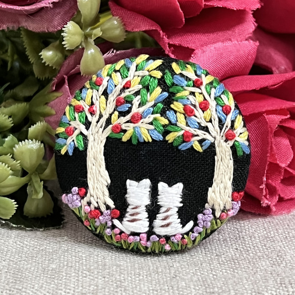 ブローチ刺繍　ヘアゴム　猫　花　くるみボタン　ハンドメイド 5枚目の画像