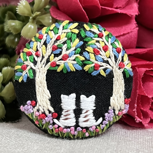 ブローチ刺繍　ヘアゴム　猫　花　くるみボタン　ハンドメイド 6枚目の画像