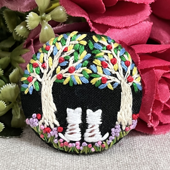 ブローチ刺繍　ヘアゴム　猫　花　くるみボタン　ハンドメイド 4枚目の画像