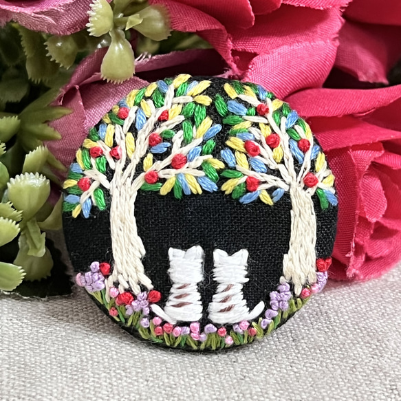 ブローチ刺繍　ヘアゴム　猫　花　くるみボタン　ハンドメイド 1枚目の画像