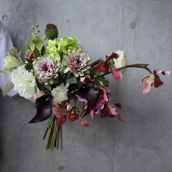 おしゃれ花嫁に人気のニュアンスカラーを細かく束ねたアーティフィシャルフラワーブーケ ウェディングブーケ 1枚目の画像