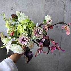 おしゃれ花嫁に人気のニュアンスカラーを細かく束ねたアーティフィシャルフラワーブーケ ウェディングブーケ 4枚目の画像