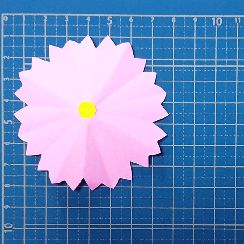 切り折り紙コスモス♪ピンク系ブルー系、白色のミックス♪ 壁面の飾り