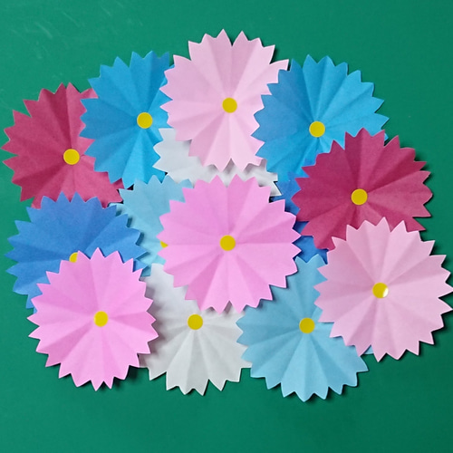 切り折り紙コスモス♪ピンク系ブルー系、白色のミックス♪ 壁面の飾り