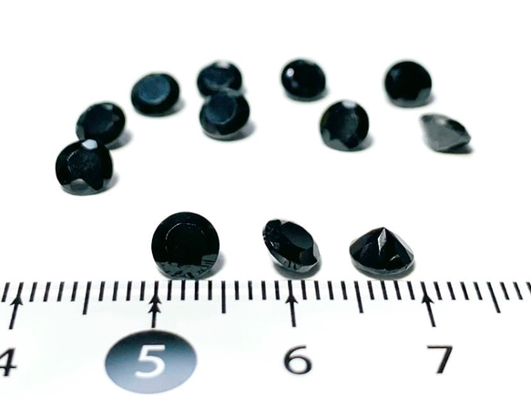 【ブラックスピネルAAA】穴なしラウンドファセットカット　5mm　2個　ハンドメイド素材 3枚目の画像