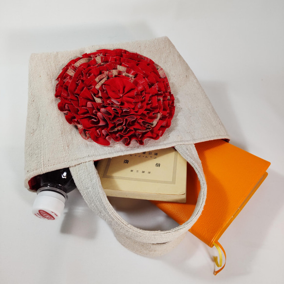 お花バッグ：赤い花(お召し)×帯芯地／着物リメイク・国内送料無料・２営業日以内発送／2208b03 8枚目の画像