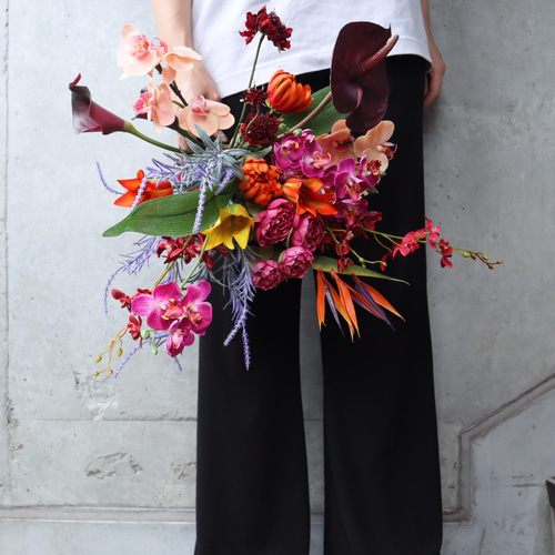 おしゃれ花嫁に人気の胡蝶蘭やアンスリウムを細かく束ねたブーケ