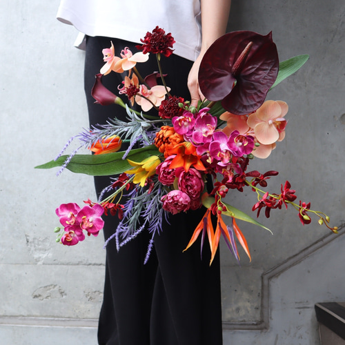 おしゃれ花嫁に人気の胡蝶蘭やアンスリウムを細かく束ねたブーケ