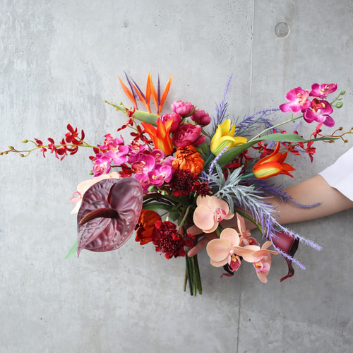おしゃれ花嫁に人気の胡蝶蘭やアンスリウムを細かく束ねたブーケ