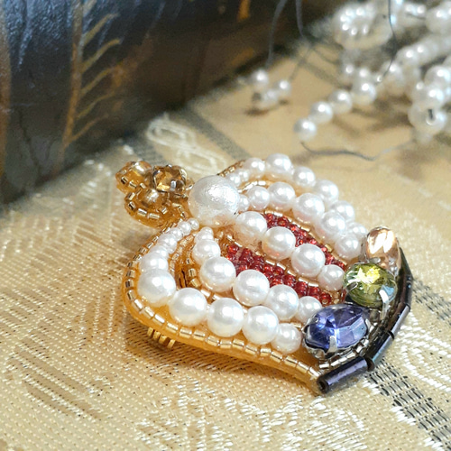 受注>王冠ブローチ ＊オートクチュールビーズ刺繍 ブローチ うた