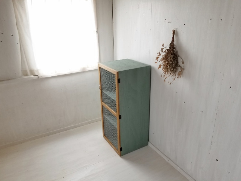 ナチュラルテイスト　キャビネット　チキンネットの扉付　かわいい収納棚　オーダー家具　自然塗料　カフェ風　店舗什器 15,000円