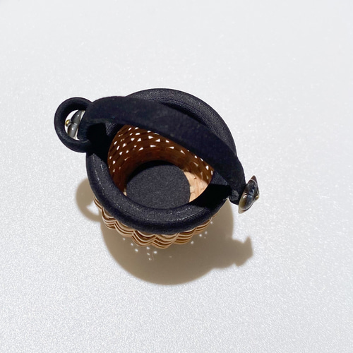 ナンタケットバスケット・シェルの花ハンドル留め具黒ペンダント