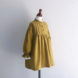 フリルスタンドカラーのクラシカルワンピース(マスタード) 子供服 Tiny