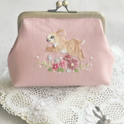 手刺繍の跳ねるウサギさんの木枠ブローチ＊ ブローチ ❁︎Chocco