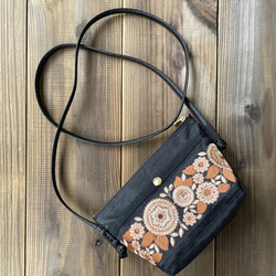 △ 三角マチのポシェット△ 刺繍リボンフロントポケット付き 軽量