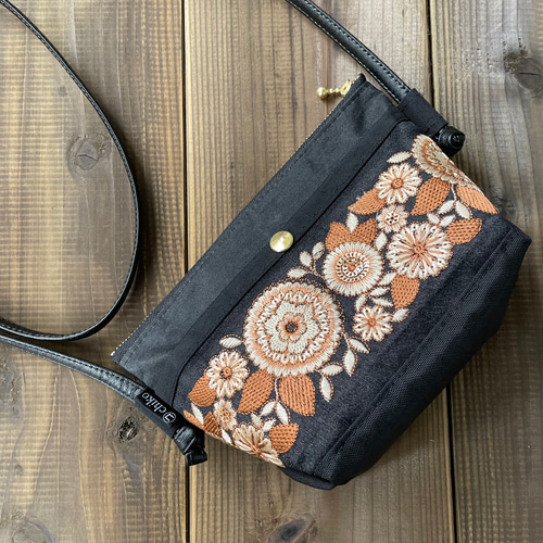 △ 三角マチのポシェット△ 刺繍リボンフロントポケット付き 軽量