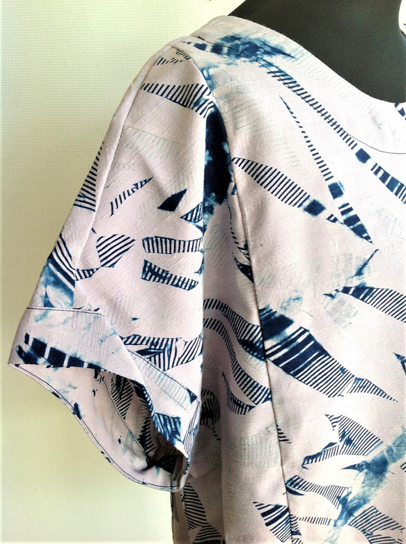 伝統織物のトップブランド塩沢紬（色無地）に本藍染めを施した洋服オリジナルブランド『ツムギンブルー』（ベストＢ） 6枚目の画像