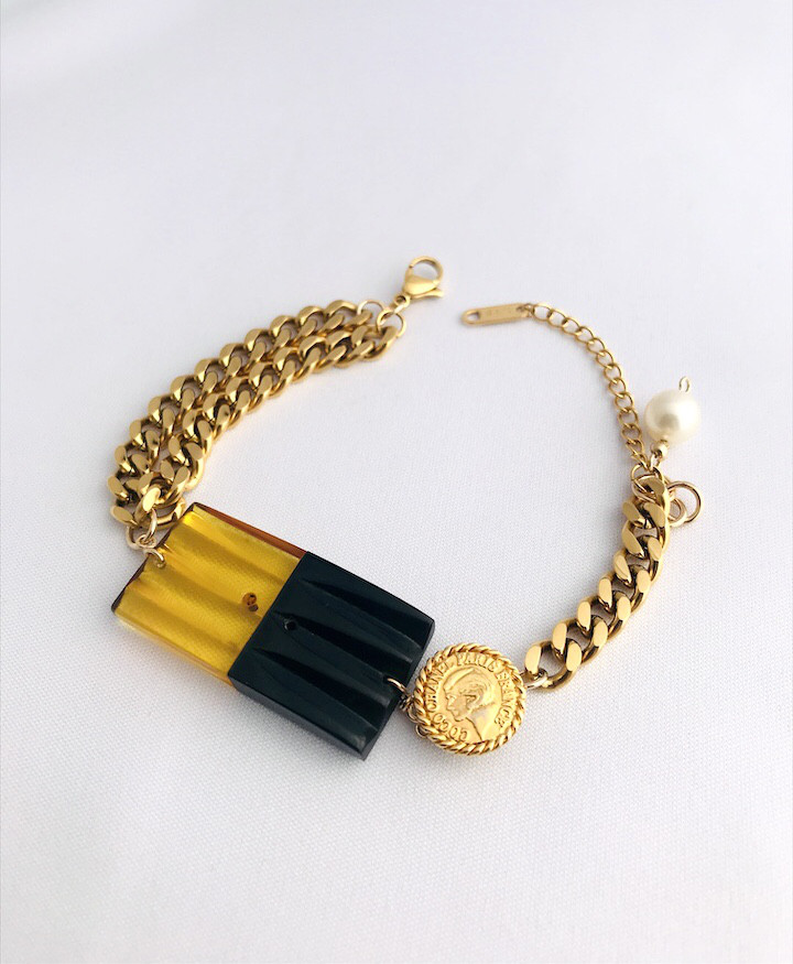 〈 _noue.  〉肖像のコイン形金ボタン&アップルジュース・カラーのベークライトブレスレット