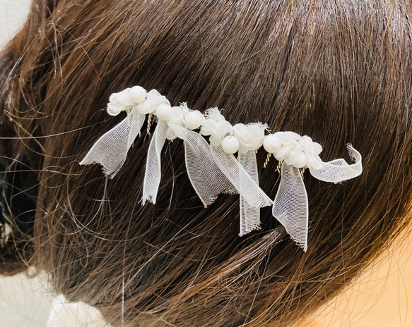 リボンと天然石ホワイトハウライトのコーム 2枚目の画像