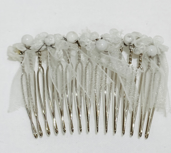 リボンと天然石ホワイトハウライトのコーム 1枚目の画像