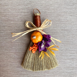 数量限定【ハロウィン】ミニホウキの壁掛けアレンジ　魔女のほうき／スワッグ　 2枚目の画像