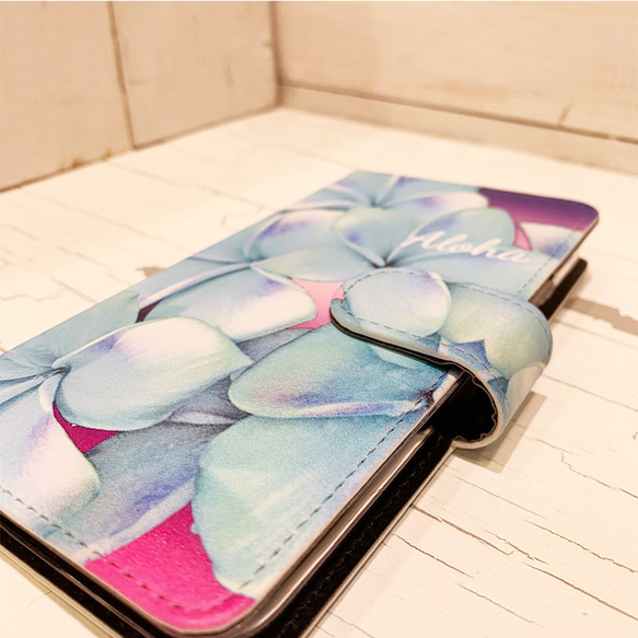 プルメリアの手帳型iphoneケース ハワイアン柄ブックタイプケースかわいい青いお花 スイカ・ID 交通系カード入れ 3枚目の画像