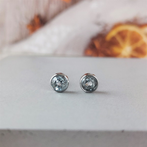4mm 宝石質スカイブルートパーズ ベゼルピアス 【金属アレルギー 