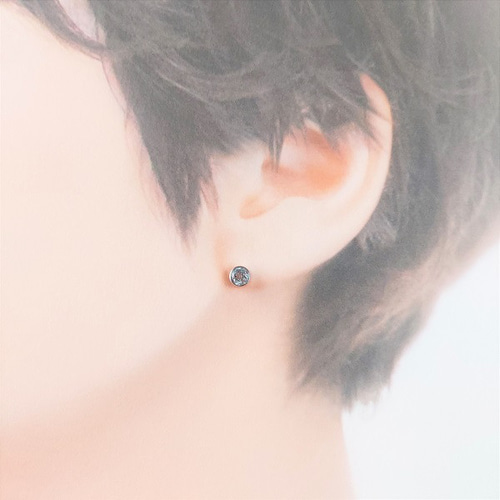 4mm 宝石質スカイブルートパーズ ベゼルピアス 【金属アレルギー 