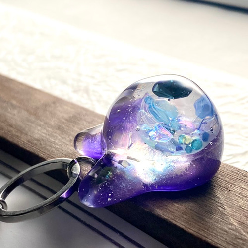 キーホルダー［猫玉］宇宙レジン・一点物・バッグチャーム