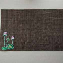 蓮の花の手刺繍ランチョンマット 2枚目の画像
