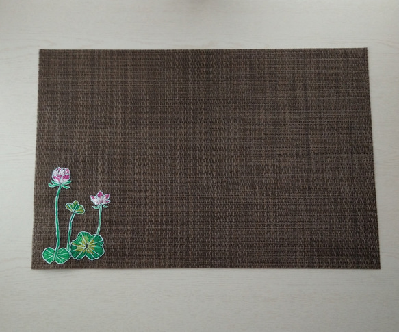 蓮の花の手刺繍ランチョンマット 2枚目の画像