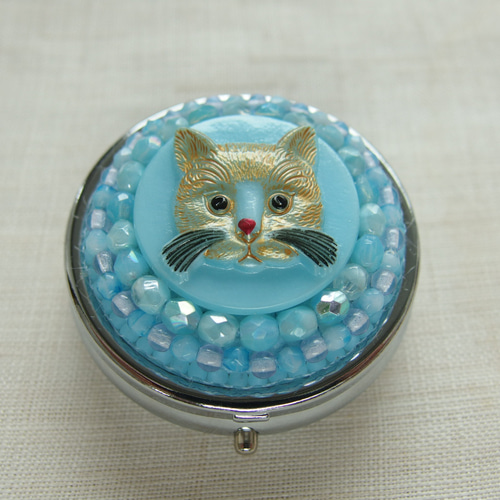 スカイブルーな猫さん ミルキーアクア チェコガラスボタンのピルケース