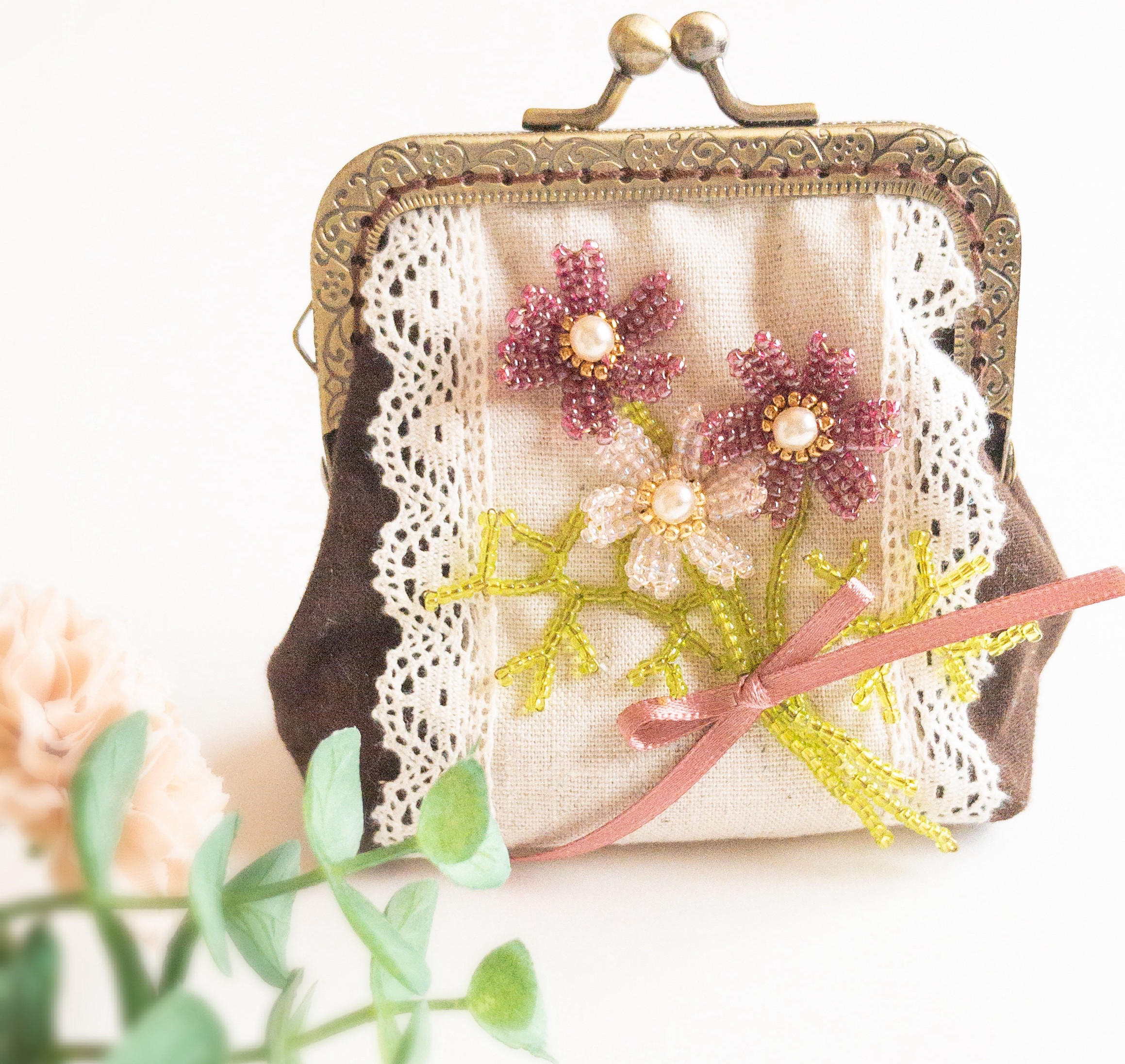 コスモスのビーズ刺繍がま口ポーチ