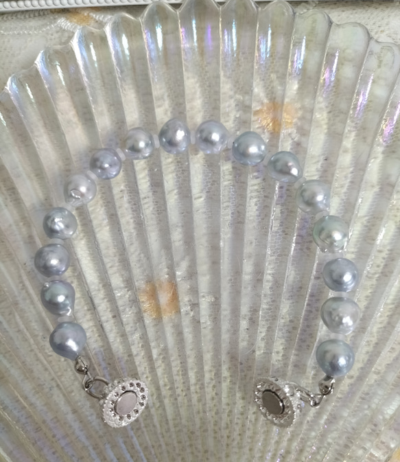 あこや本真珠（日本産）のナチュラルグレーカラーのマグネット式ブレスレット 4枚目の画像