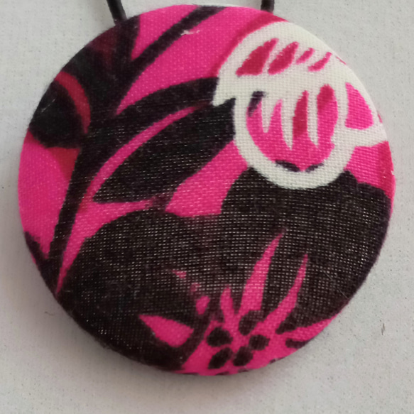 ハンドメイド くるみボタン ヘアゴム 大人っぽい ハワイアン ピンク ブラック ホワイト 2枚目の画像