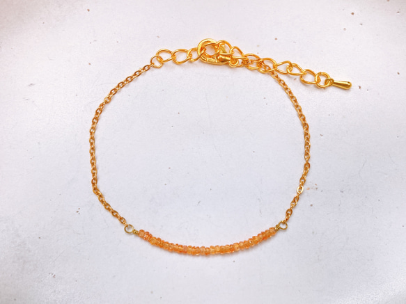 超小粒 オレンジサファイア ブレスレット 天然石 シンプル 華奢 チェーン 4枚目の画像