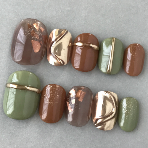ピスタチオグリーンとブラウンニュアンスネイル ミラーネイル ゴールド