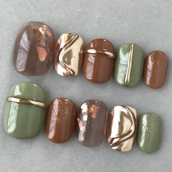 クリアブラウン×ダークグリーン ネイルチップ ピスタチオグリーンとブラウンニュアンスネイル ミラーネイル