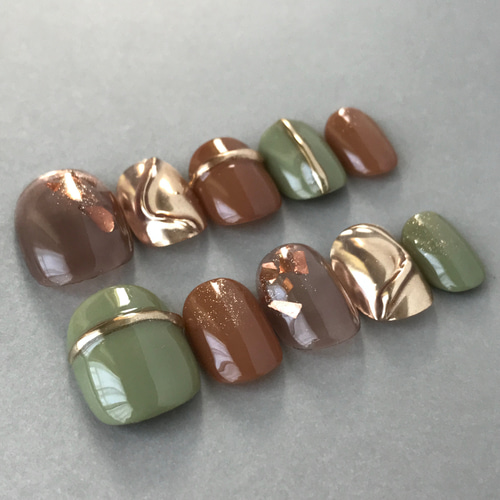 ピスタチオグリーンとブラウンニュアンスネイル ミラーネイル ゴールド