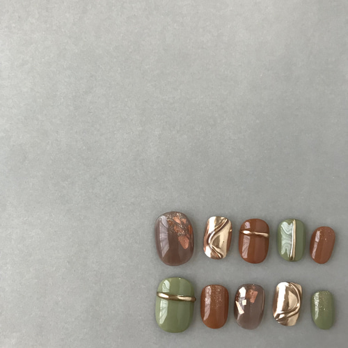 ピスタチオグリーンとブラウンニュアンスネイル ミラーネイル ゴールド