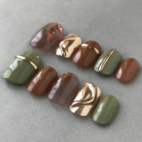 ピスタチオグリーンとブラウンニュアンスネイル ミラーネイル ゴールド