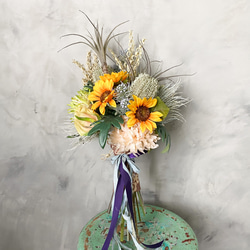 ヒマワリとアンスリウムの爽やかブーケ | 造花の花束 スワッグ ウェディングブーケ 5枚目の画像
