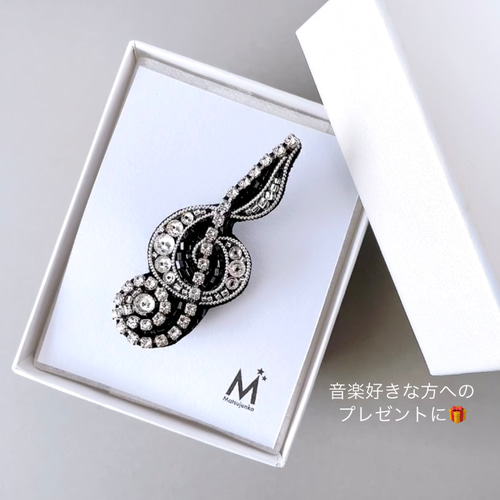 発表会・コンサートに付けたい 煌めくト音記号のビーズ刺繍ブローチ