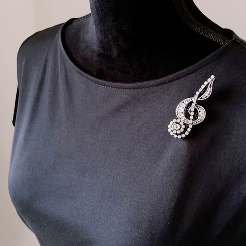 発表会・コンサートに付けたい 煌めくト音記号のビーズ刺繍ブローチ