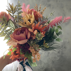 バラとひまわりとシルバーグリーンミックスのウェディングクラッチブーケ | 造花の花束 スワッグ プレゼント 4枚目の画像