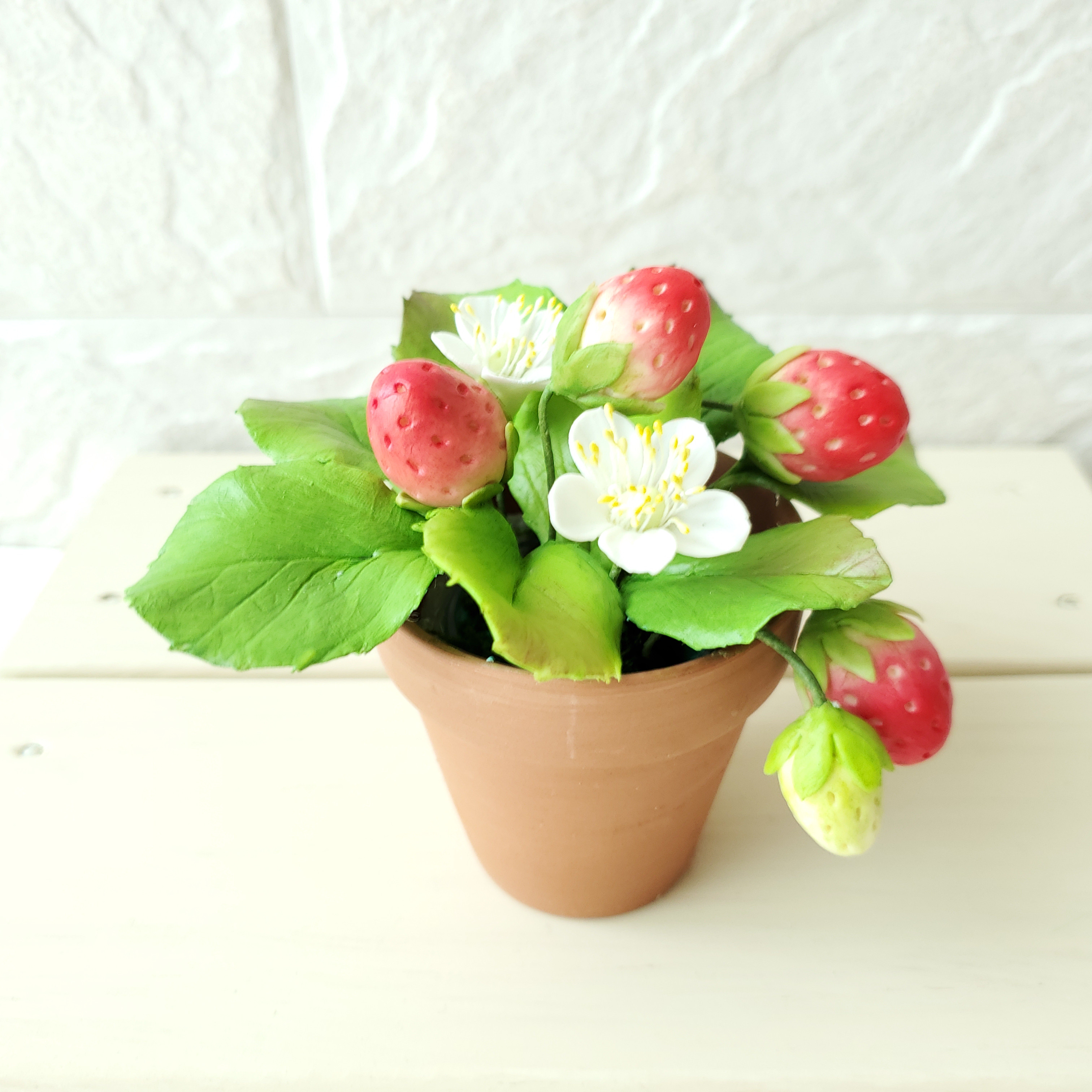 専用 イチゴの鉢植えとスイトピーアレンジ クレイフラワー ♡ちっちゃい♡ いちご クレイフラワー アートフラワー BON AMI